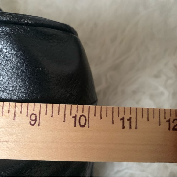 Genuine black leather crossbody-shoulder bag with front flap / backpack styling - Picture 9 of 14